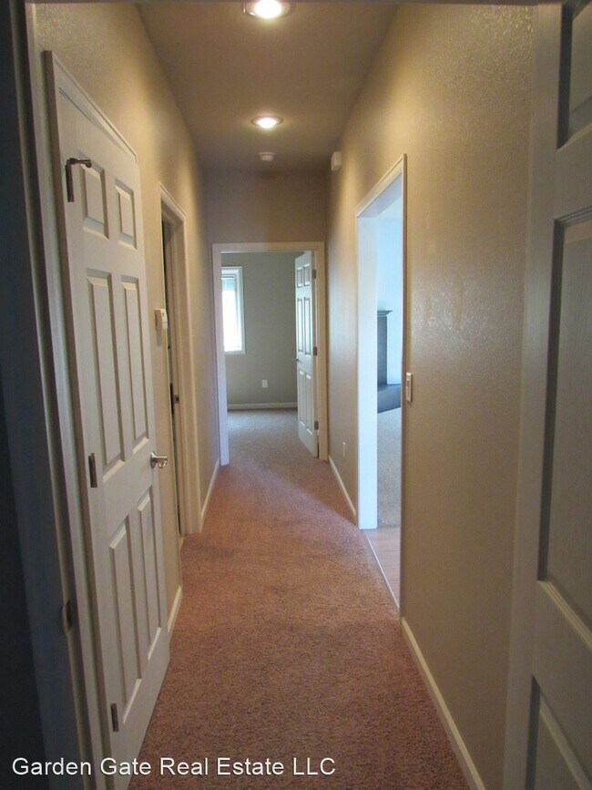 Building Photo - 3 br, 2 bath House - 841 Recluse