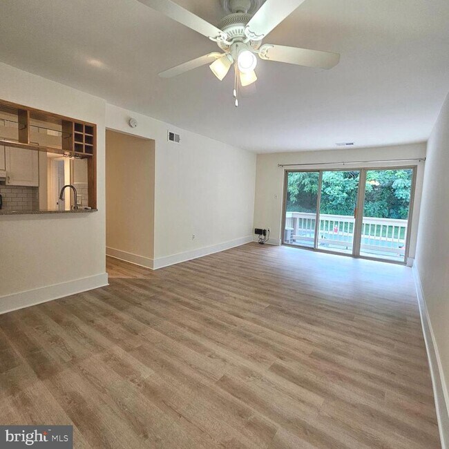 Building Photo - 5821 Royal Ridge Dr