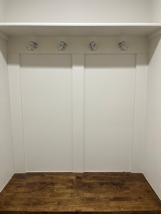 Building Photo - 1107 E La Brea Ave