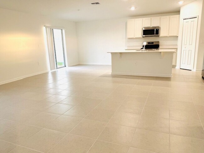 Building Photo - Home For Rent in Haines City with 4 Bedrooms and 2 Baths