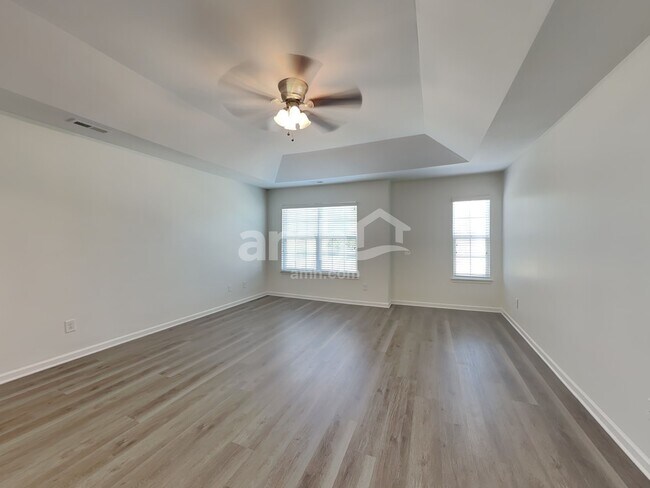 Building Photo - 2004 Centerview Dr