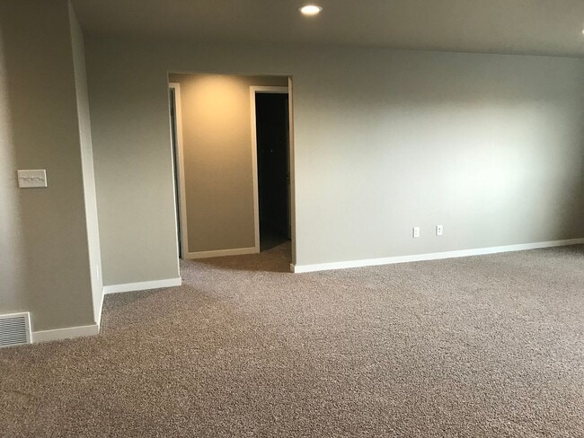 Building Photo - 4 bed 3 bath Single Family Home