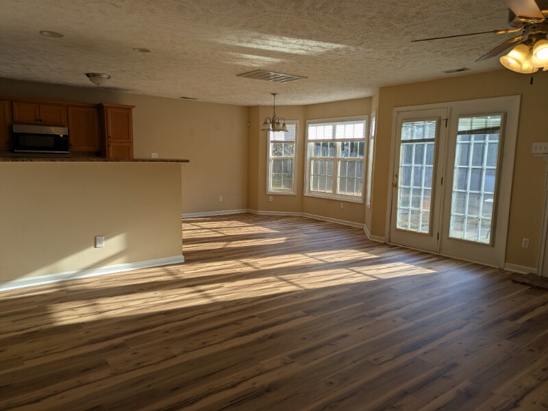 Building Photo - 361 Americana Dr