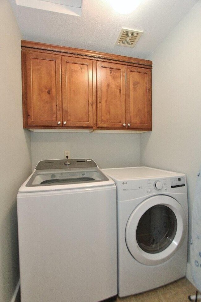 Building Photo - Adorable Craftsman Style Home