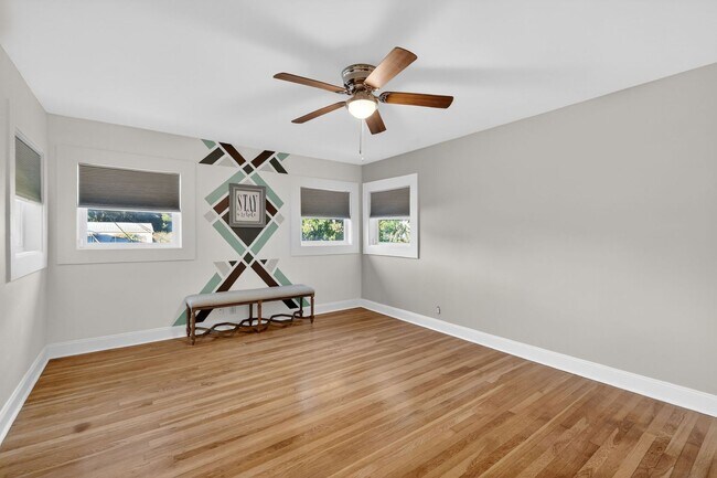 Building Photo - Lakefront 4-Bedroom Home for Rent in Beautiful Umatilla, FL