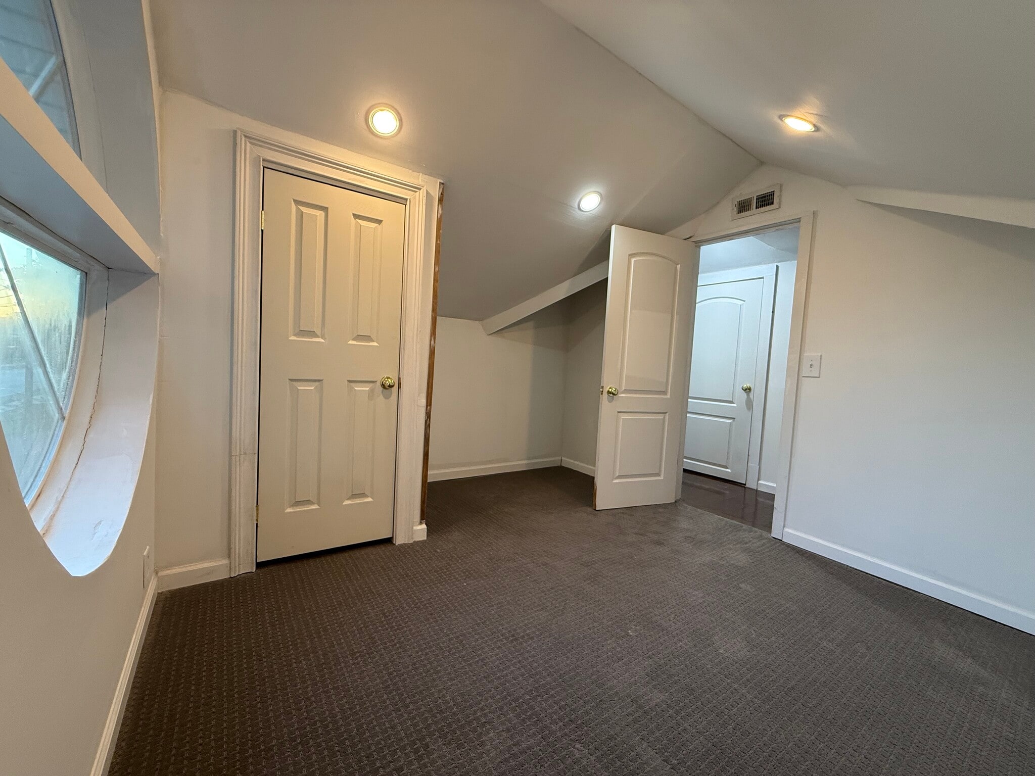 Building Photo - 321 E Stoddard St