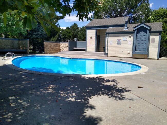 Building Photo - 1 Bedroom 1 Bathroom Beautifully Updated - New Paint & Carpet - Washer/Dryer In Unit