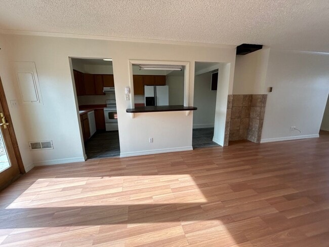 Building Photo - 3 Bed 1.5 Bath Townhome In Excellent Neighborhood