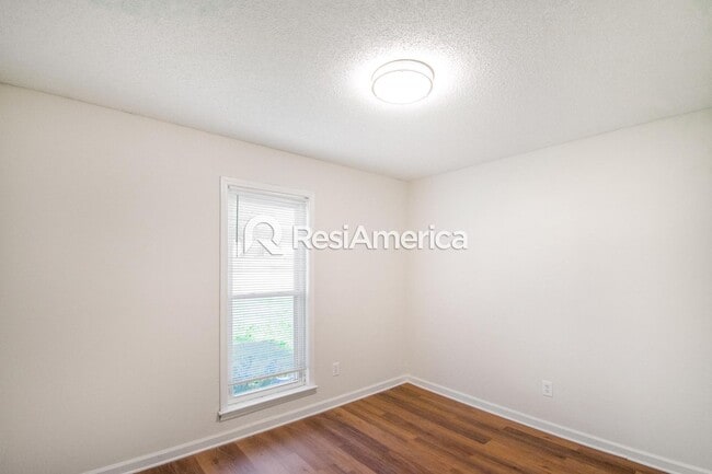 Building Photo - Newly Renovated 3/2 in 38128!
