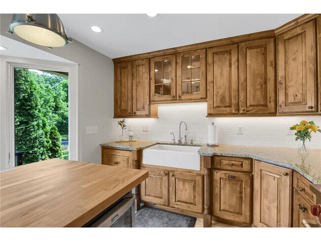 Building Photo - 3465 Deephaven Ave