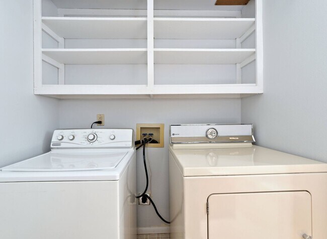 Building Photo - 721 Crown Dr