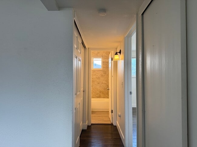 Building Photo - 2 Bedroom 1 Bath In Lakewood! Available Now!!