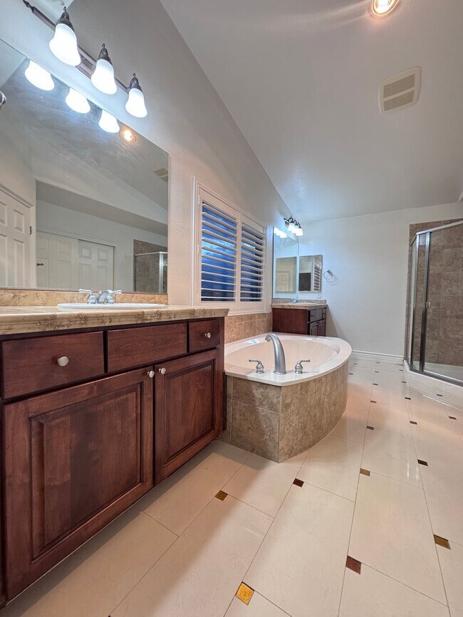 Building Photo - LUXURY LIVING • GOLF COURSE VIEW • GUARD-GATED COMMUNITY