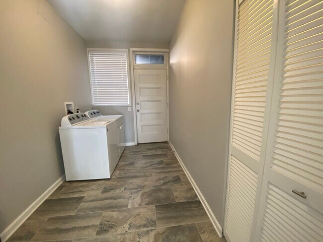 Building Photo - 650 W Arlington Pl