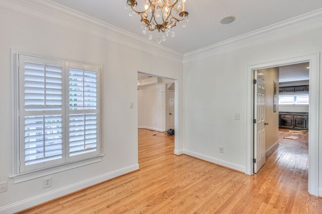 Building Photo - Perfect Brownstone in Sylvan Park near West End