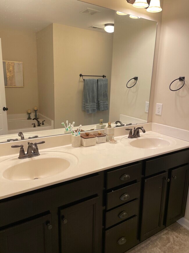 Building Photo - 311 Pebble Shore Dr