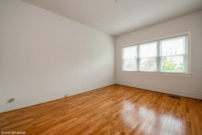 Building Photo - 3041 N Southport Ave