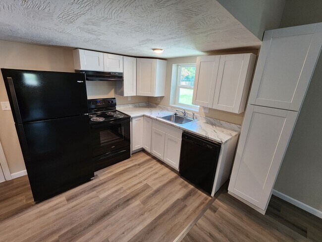 Building Photo - Spacious 3-Bedroom, 1-Bathroom Home AVAILABLE NOW!!