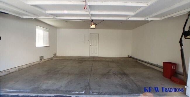 Building Photo - Stylish 3 Bed 2 Bath