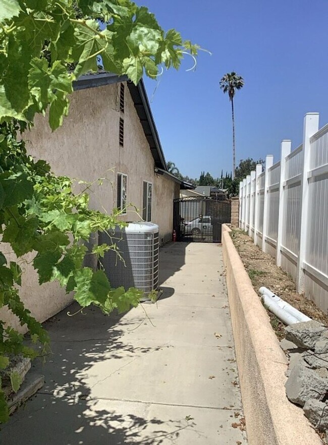 Building Photo - Lovely Single Story 4 Bed/2 Bath Home In R...