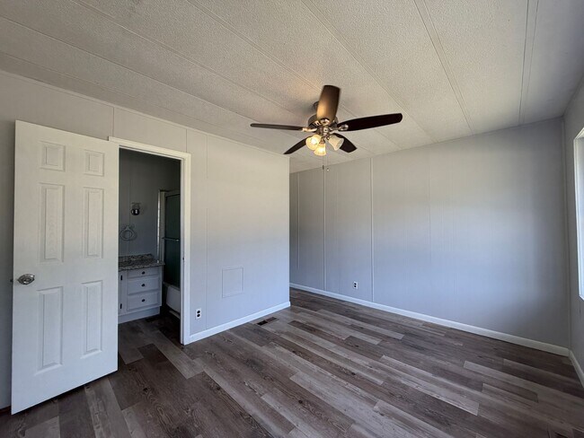 Building Photo - Spacious 3/2 available now!