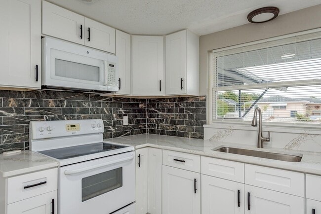 Building Photo - 10521 Oak Hill Dr