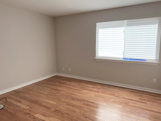 Building Photo - 980 Sutton Ct