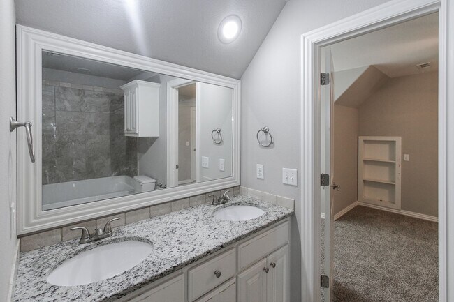 Building Photo - Gorgeous 3 bed/3 bath home in great Bentonville neighborhood