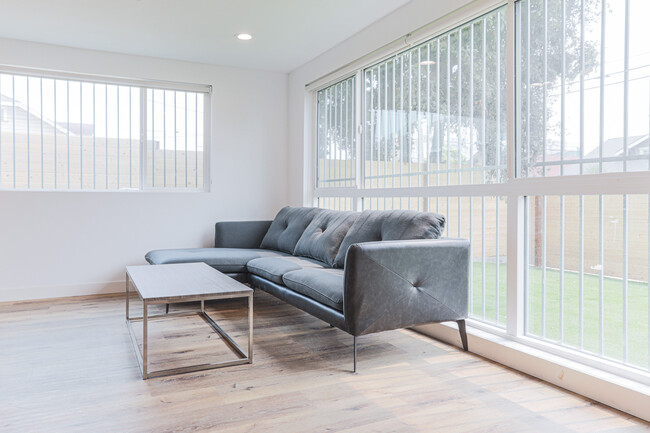 Shared Living Room - 1545 W 36th Pl Student Housing