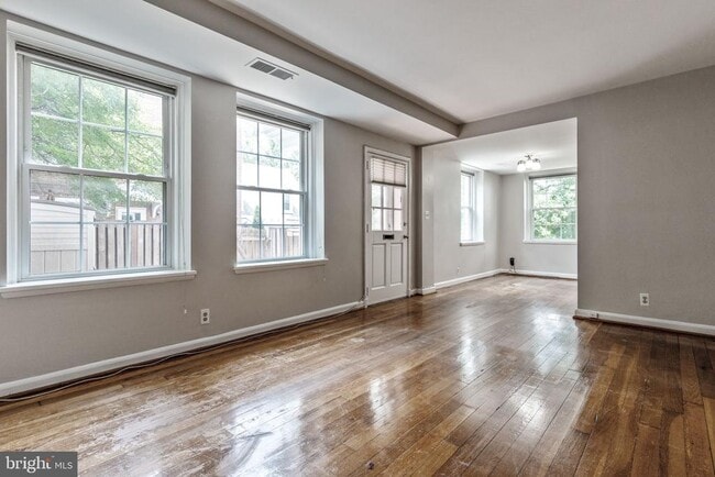 Building Photo - 3334 S Wakefield St