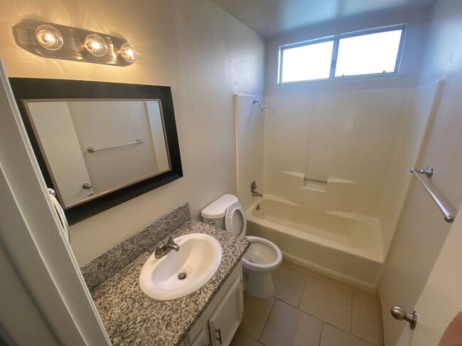 Building Photo - COZY HOME! APPLY NOW!