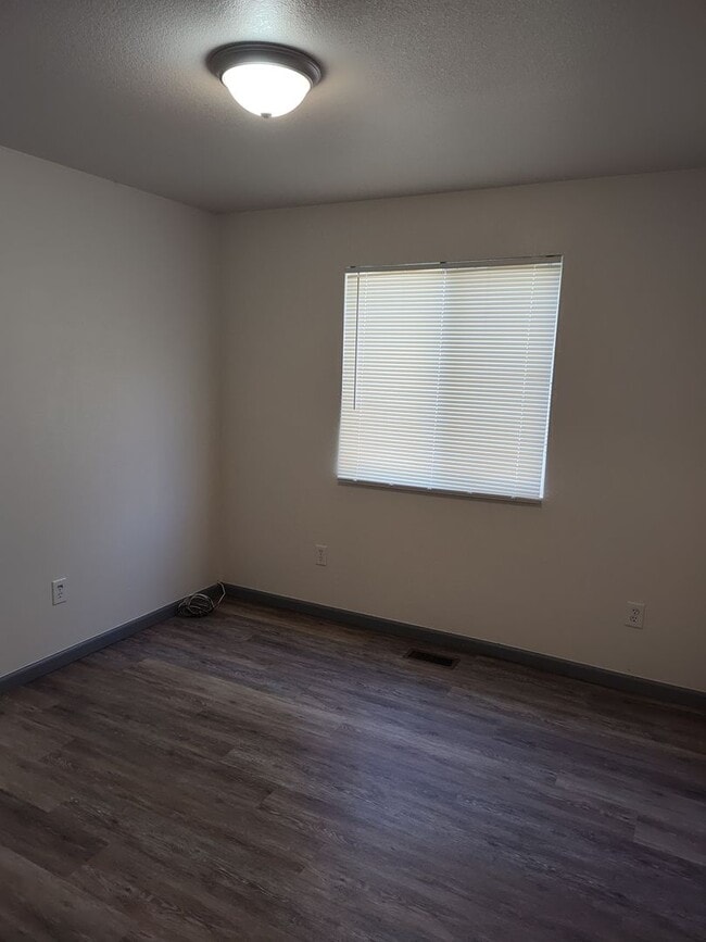 Building Photo - ALL PROSPECTIVE TENANTS MUST SUBMIT A $58 NON-REFUNDABLE APPLICATION FEE PER APPLICANT ONLINE AND...