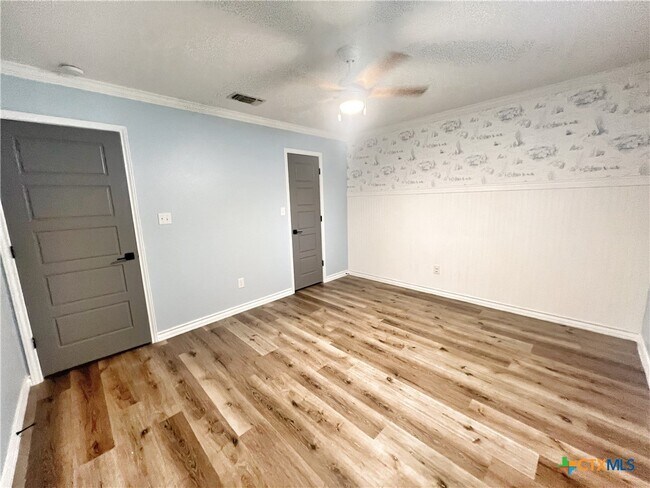 Building Photo - 1014 Camellia Ln