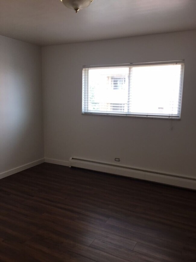 Building Photo - AMAZING LOCATION NEAR CAMPUS 2 Bed 1 Bath Condo-AVAILABLE NOW!