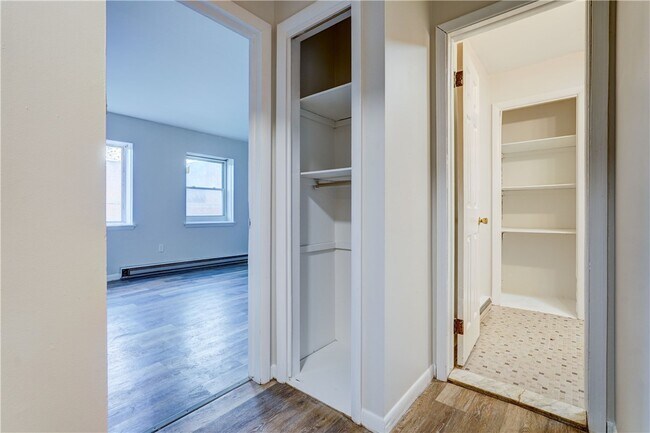 Building Photo - 404 Main St