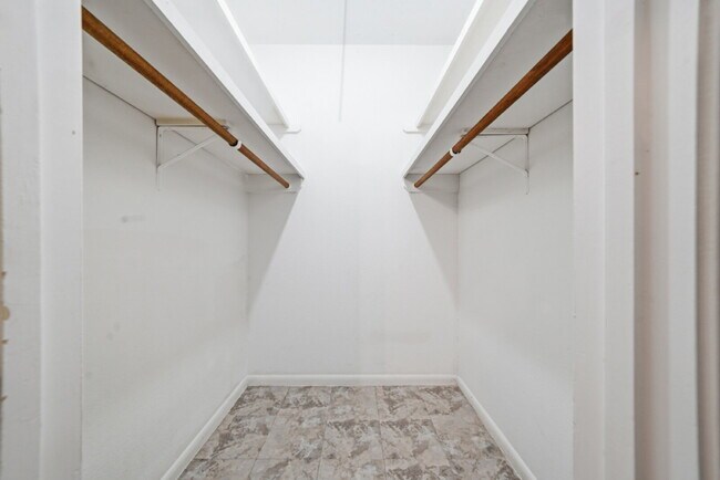 Building Photo - 204 W Lampasas St