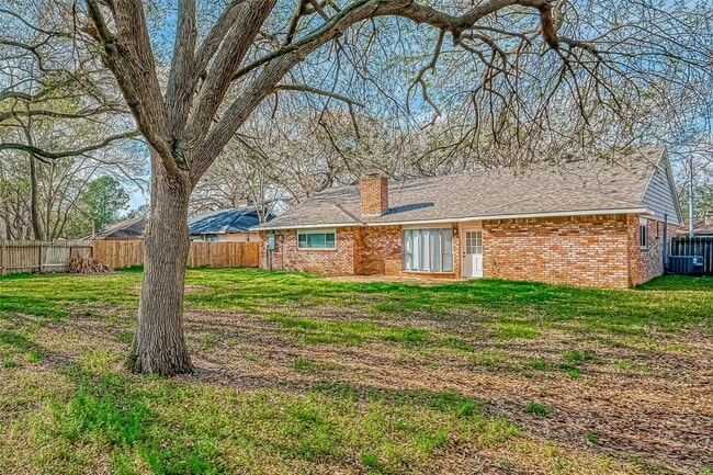 Building Photo - 910 Redway Ln