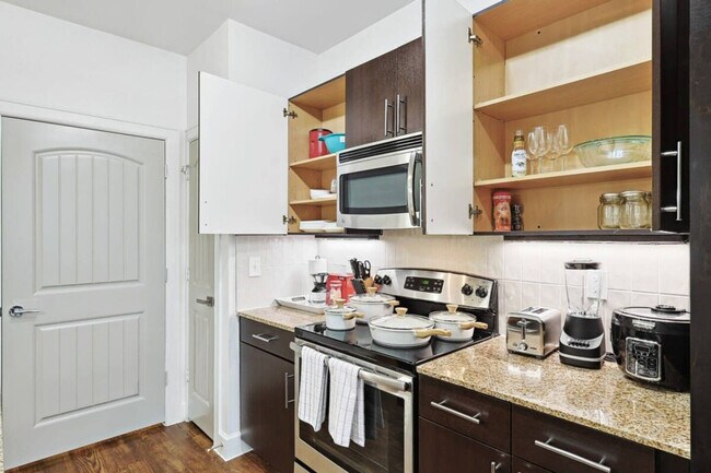 Building Photo - 5752 Town and Country Blvd