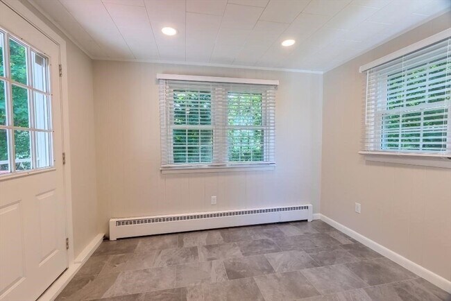 Building Photo - 2 Bay Edge Ln