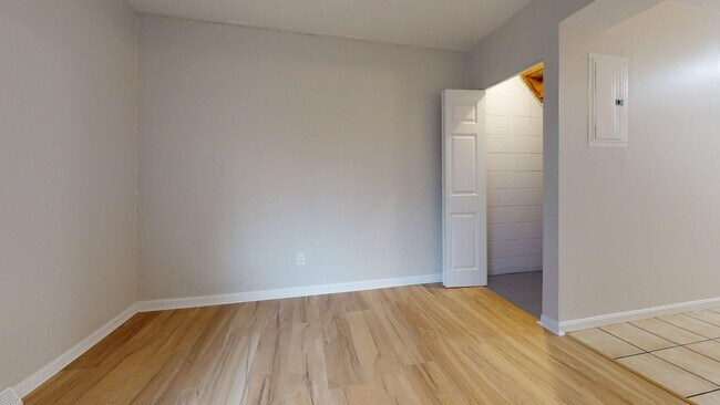 Building Photo - Elyria - updated 3 bed/1 bath townhouses for rent!