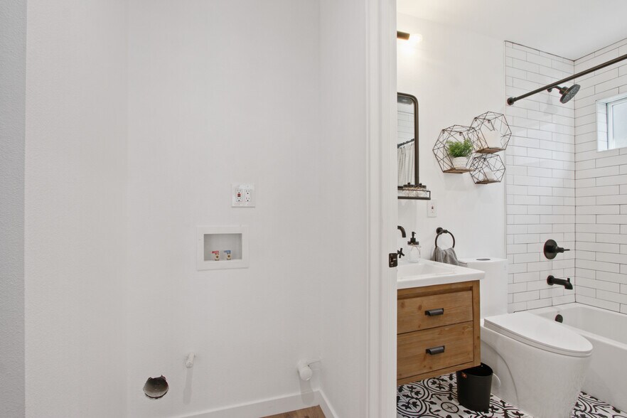Laundry Hook-ups - 528 Sunrise St