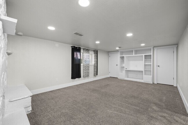 Building Photo - 191 E 100 N