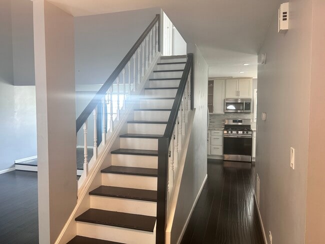 Building Photo - 646 White Ct