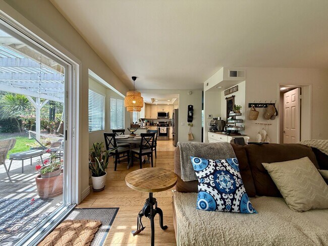 Building Photo - Luxury and Spacious Townhouse with Large Fenced Yard! Double Car Garage!