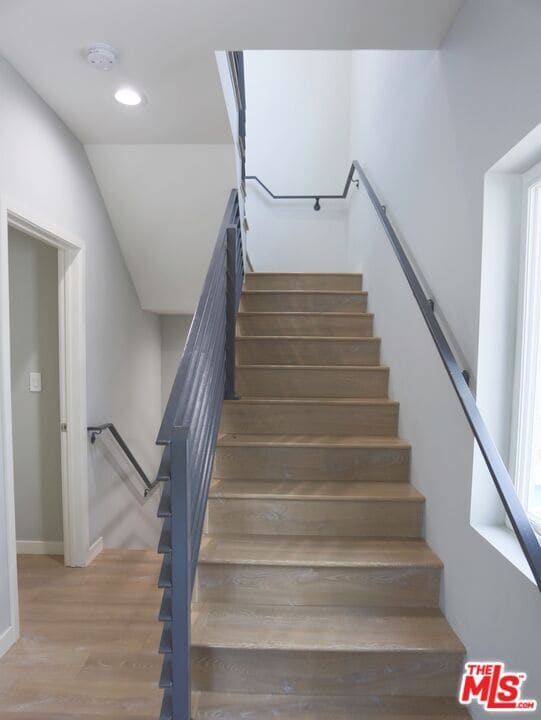 Building Photo - 1242 Beachwood Dr
