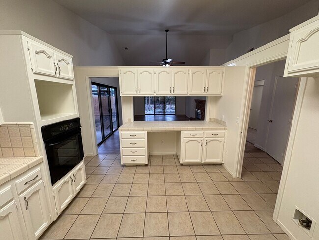 Building Photo - SW Visalia Home Available Now!