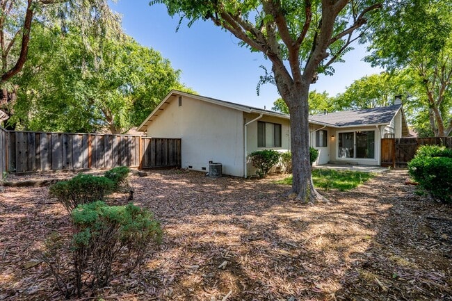 Building Photo - Cute 2 Bedroom Duplex in Great Morgan Hill...
