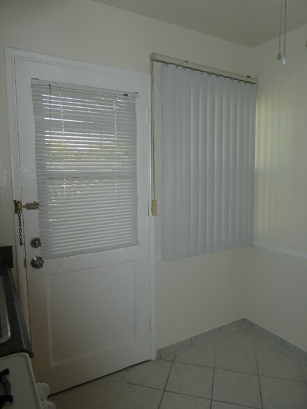 Building Photo - 6222 Hazeltine Ave