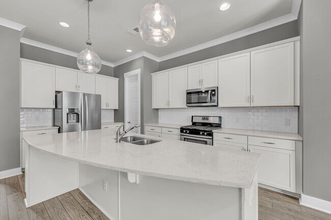 Building Photo - Charming Partially Furnished 3BR/2.5BA Home in the Heart of Park Circle — Available for Quick Mov...