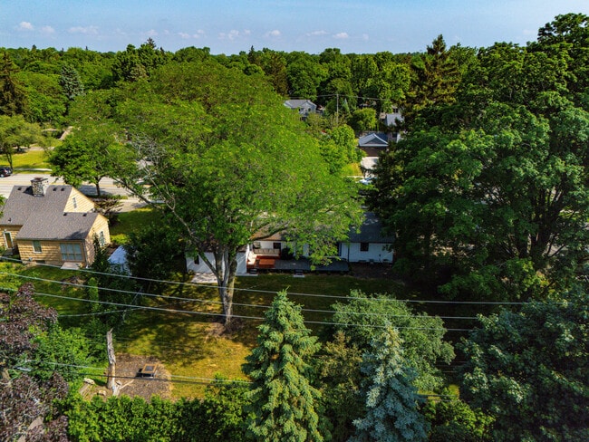 Building Photo - 1528 E Maple Rd